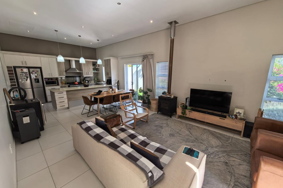 Prime Schonenberg living: 3-bed, 2-bath, open-plan layout, double garage - Photo 4