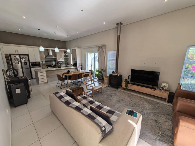 Prime Schonenberg living: 3-bed, 2-bath, open-plan layout, double garage - Photo 4
