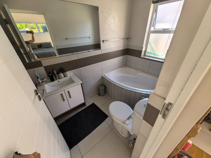 Prime Schonenberg living: 3-bed, 2-bath, open-plan layout, double garage - Photo 10