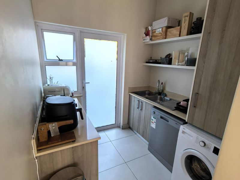 Prime Schonenberg living: 3-bed, 2-bath, open-plan layout, double garage - Photo 7