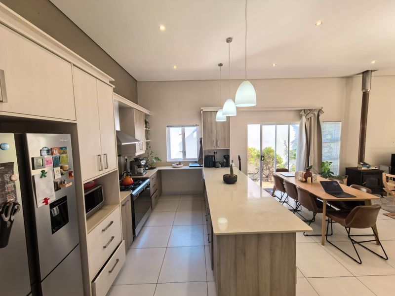 Prime Schonenberg living: 3-bed, 2-bath, open-plan layout, double garage - Photo 6