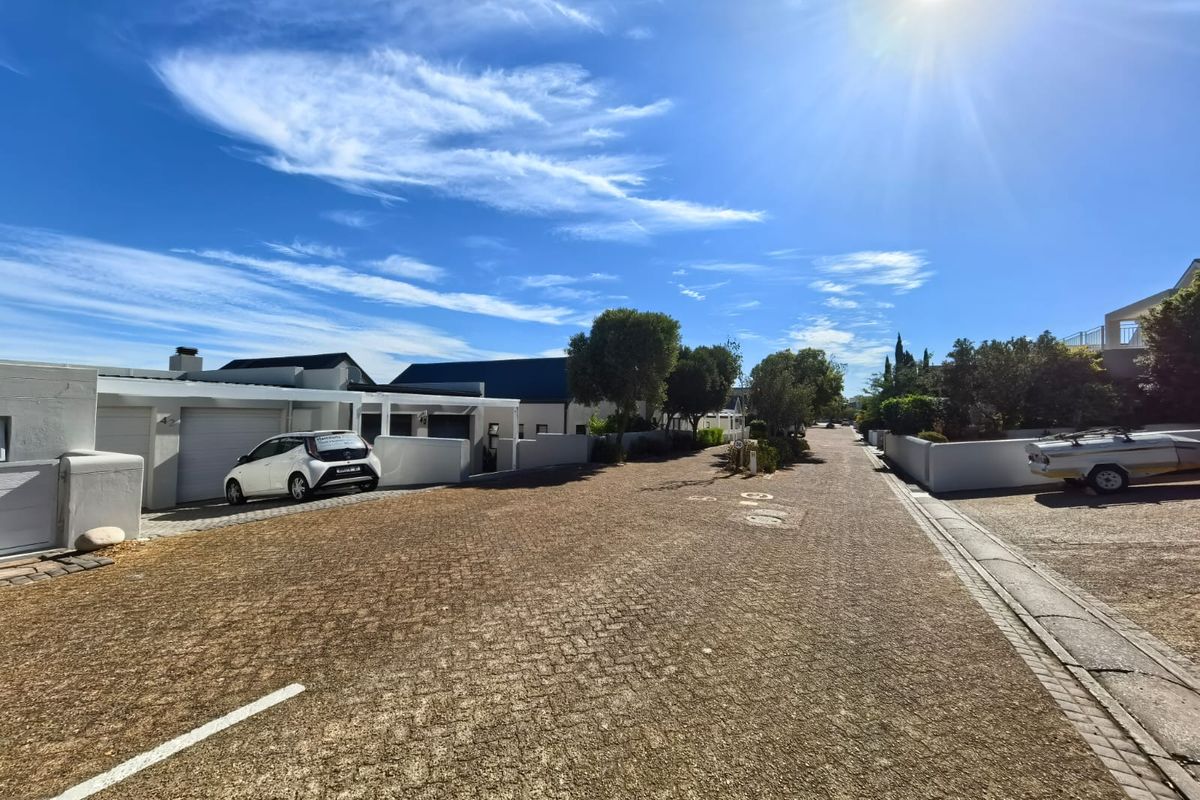 Prime Schonenberg living: 3-bed, 2-bath, open-plan layout, double garage - Photo 2
