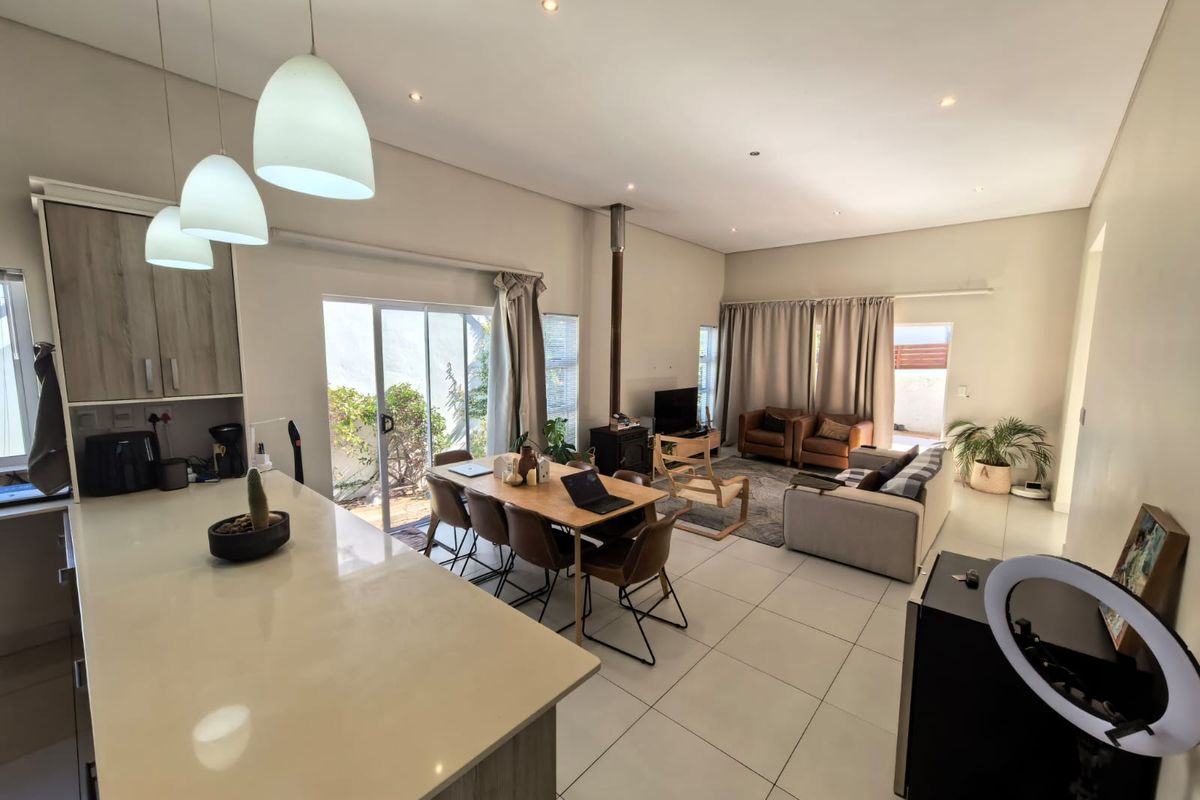 Prime Schonenberg living: 3-bed, 2-bath, open-plan layout, double garage - Photo 3