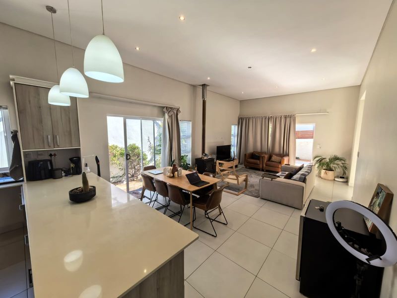 Prime Schonenberg living: 3-bed, 2-bath, open-plan layout, double garage - Photo 3