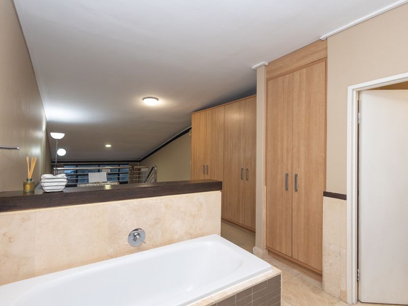 MODERN WATER-VIEW TWO-BEDROOM APARTMENT - Photo 10