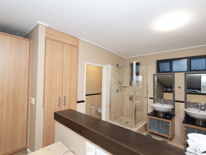 MODERN WATER-VIEW TWO-BEDROOM APARTMENT - Photo 8