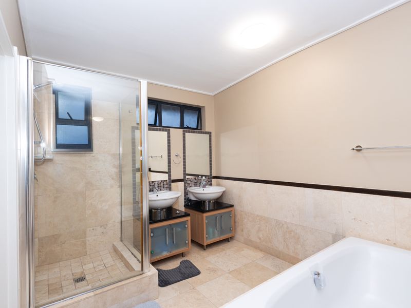 MODERN WATER-VIEW TWO-BEDROOM APARTMENT - Photo 9