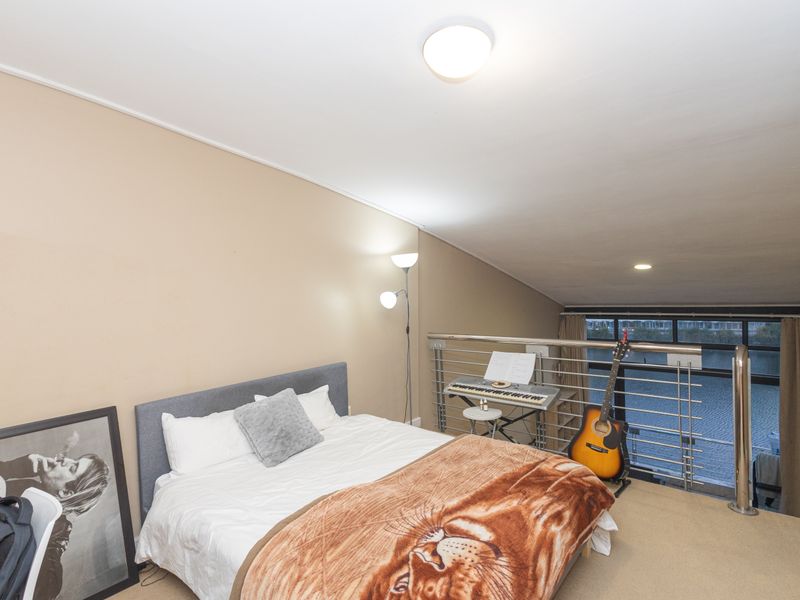 MODERN WATER-VIEW TWO-BEDROOM APARTMENT - Photo 7