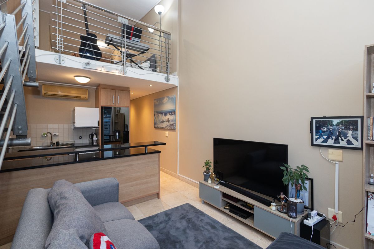 MODERN WATER-VIEW TWO-BEDROOM APARTMENT - Photo 5