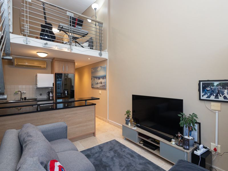 MODERN WATER-VIEW TWO-BEDROOM APARTMENT - Photo 5