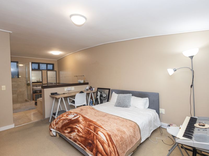 MODERN WATER-VIEW TWO-BEDROOM APARTMENT - Photo 6