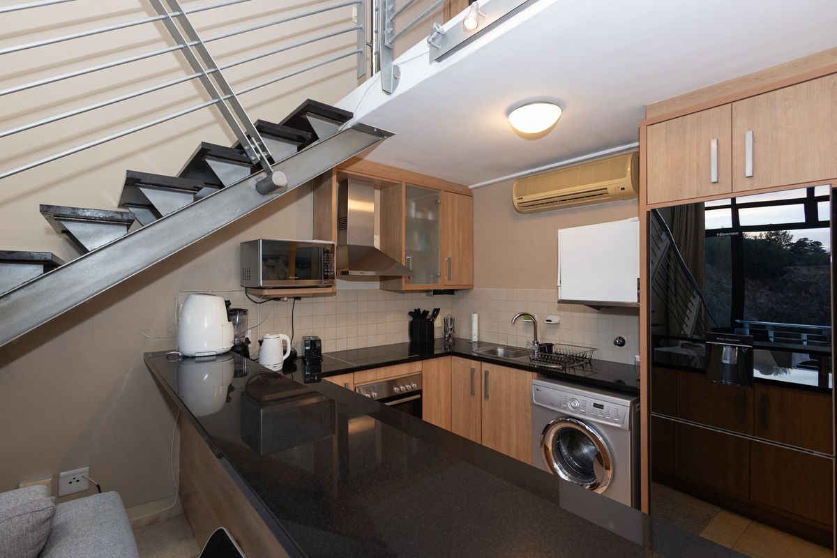 MODERN WATER-VIEW TWO-BEDROOM APARTMENT - Photo 3