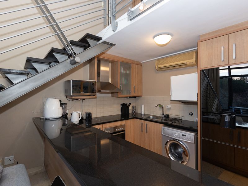 MODERN WATER-VIEW TWO-BEDROOM APARTMENT - Photo 3