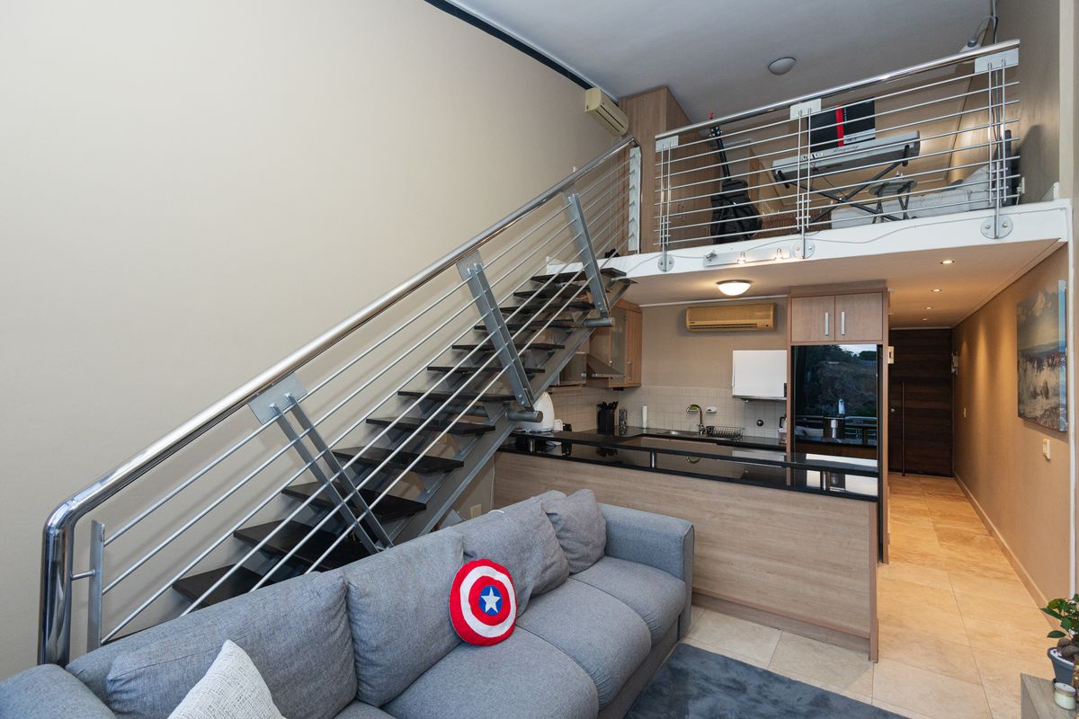 MODERN WATER-VIEW TWO-BEDROOM APARTMENT - Photo 4
