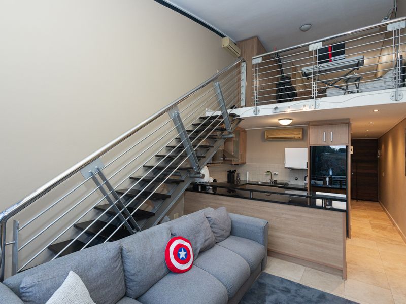 MODERN WATER-VIEW TWO-BEDROOM APARTMENT - Photo 4