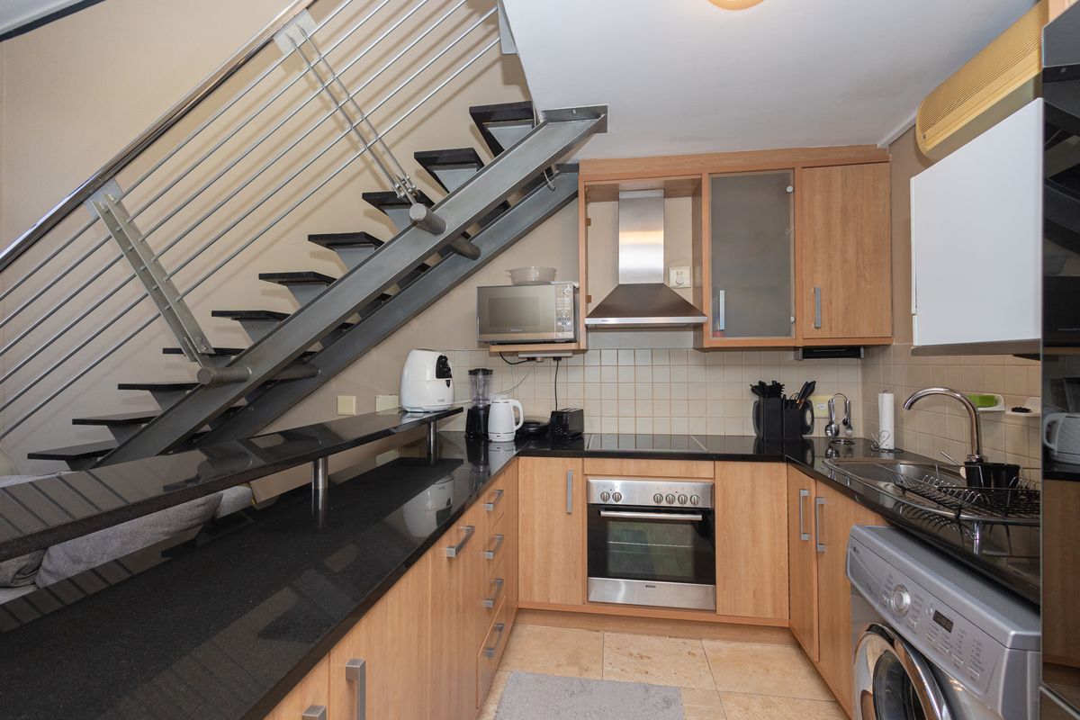 MODERN WATER-VIEW TWO-BEDROOM APARTMENT - Photo 2