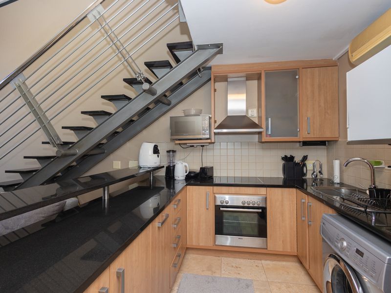 MODERN WATER-VIEW TWO-BEDROOM APARTMENT - Photo 2