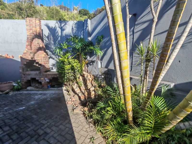 SPACIOUS TOWNHOUSE! PET FRIENDLY! PERFECT INVESTMENT! - Photo 3