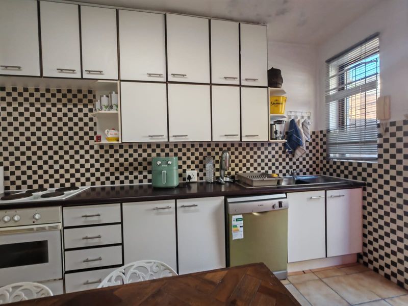 SPACIOUS TOWNHOUSE! PET FRIENDLY! PERFECT INVESTMENT! - Photo 7