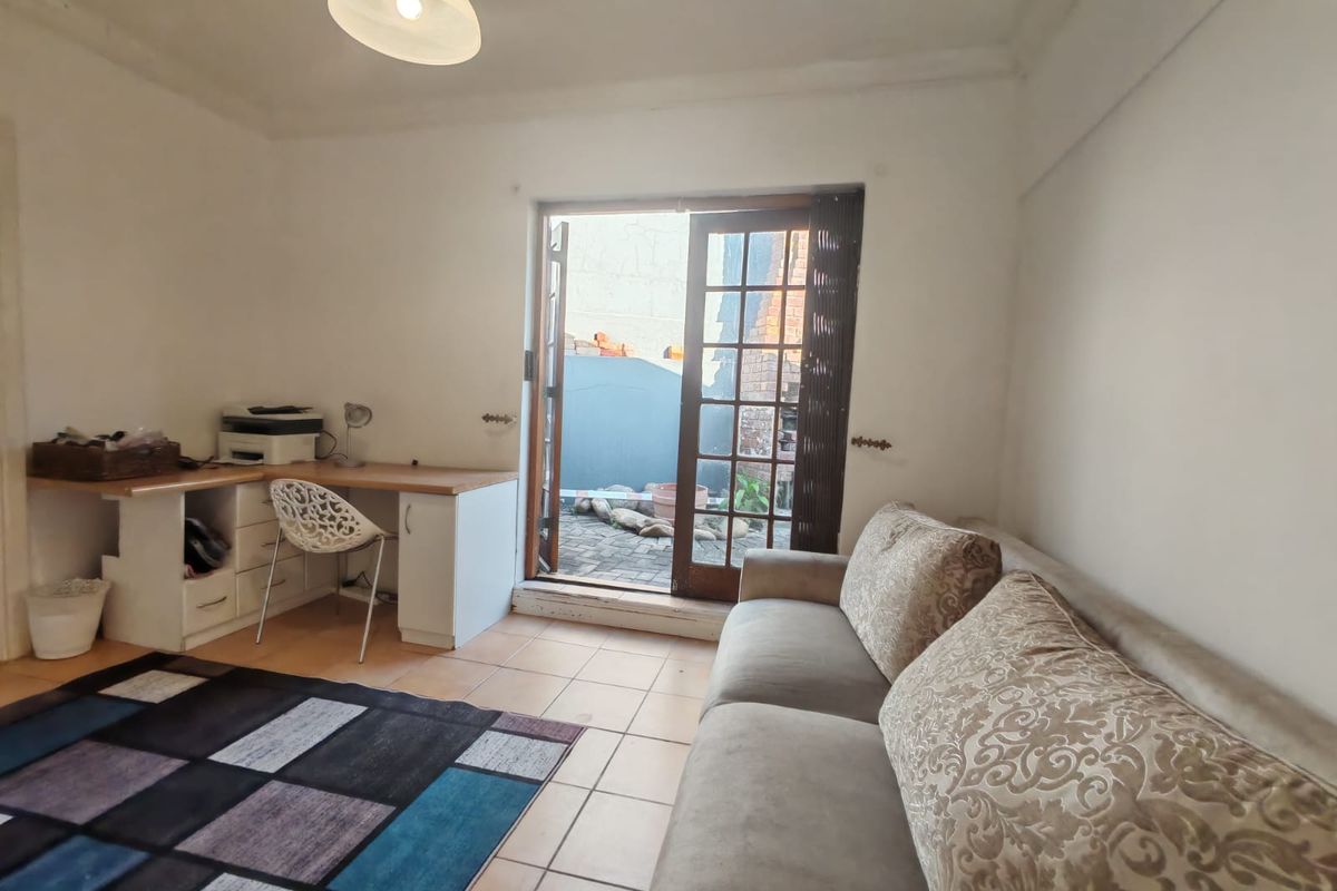 SPACIOUS TOWNHOUSE! PET FRIENDLY! PERFECT INVESTMENT! - Photo 5