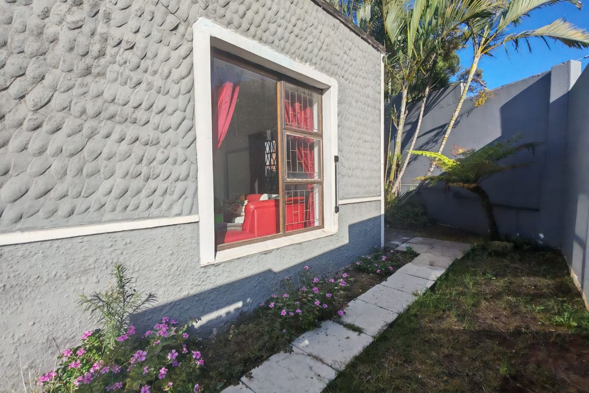 SPACIOUS TOWNHOUSE! PET FRIENDLY! PERFECT INVESTMENT! - Photo 2