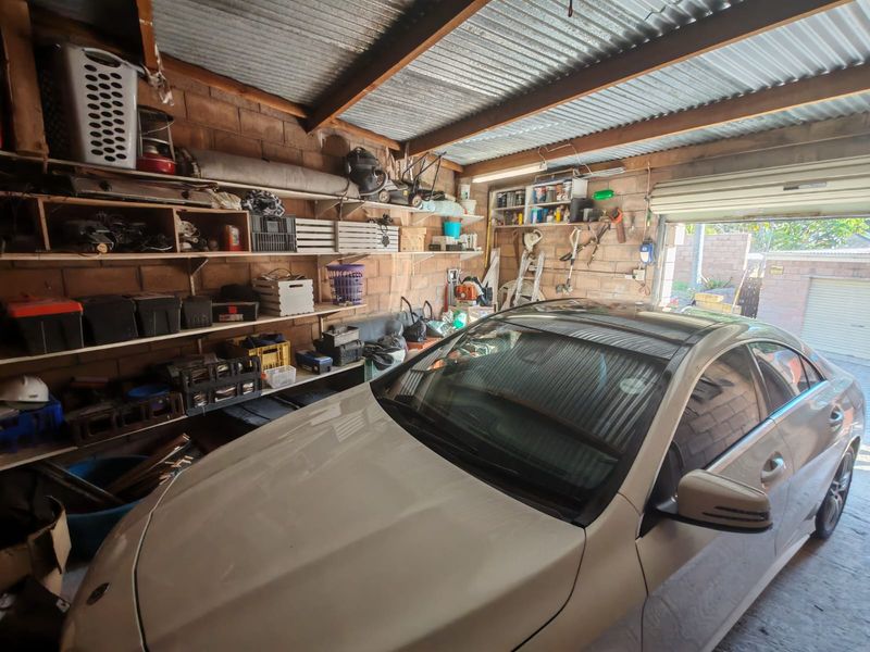 SPACIOUS TOWNHOUSE! PET FRIENDLY! PERFECT INVESTMENT! - Photo 10