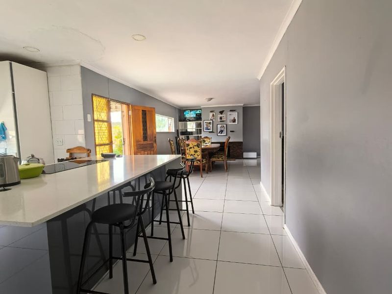 Stylish & Spacious Modern Home in a Quiet, Sought-After Suburb - Photo 9