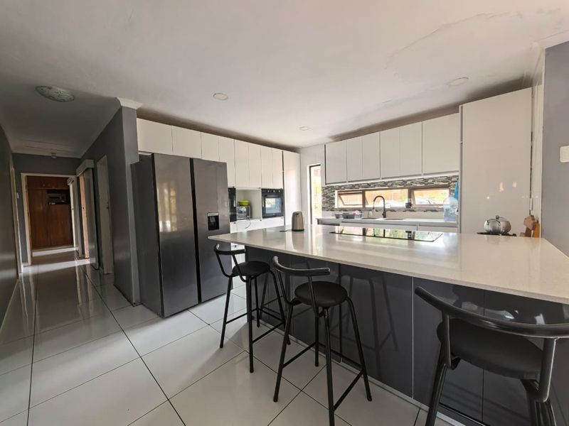 Stylish & Spacious Modern Home in a Quiet, Sought-After Suburb - Photo 8