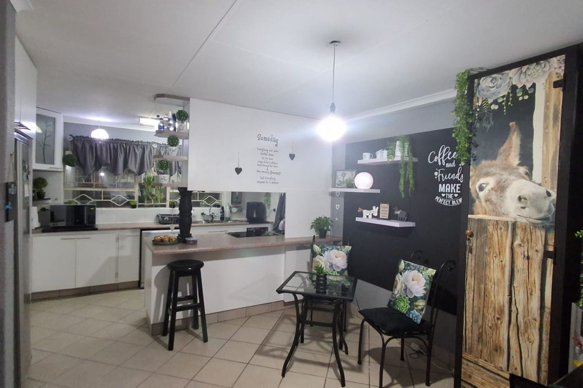 3 Bedroom Townhouse for Sale in Dunnottar - Photo 4