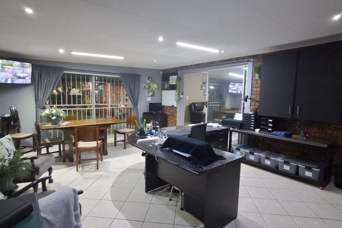 3 Bedroom Townhouse for Sale in Dunnottar - Photo 3