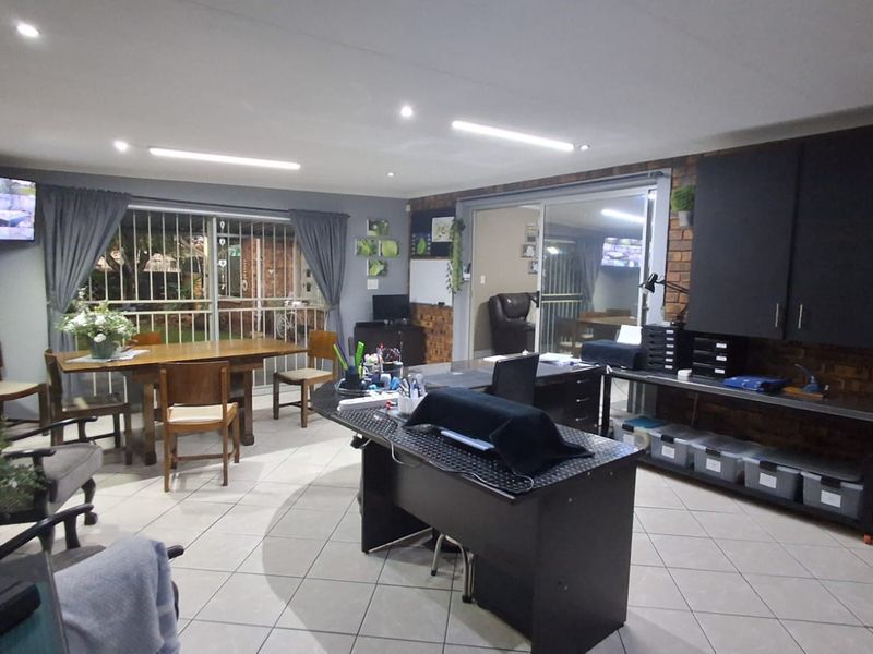 3 Bedroom Townhouse for Sale in Dunnottar - Photo 3