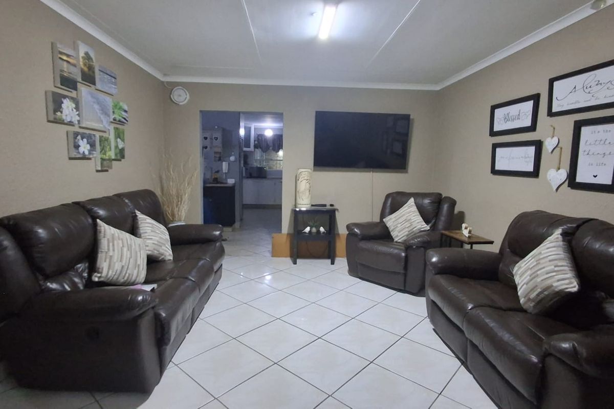 3 Bedroom Townhouse for Sale in Dunnottar - Photo 2
