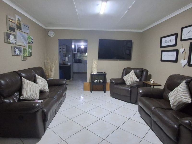 3 Bedroom Townhouse for Sale in Dunnottar - Photo 2