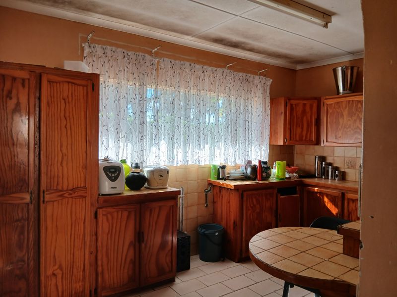 Generous Living, Expansive Yard, Peaceful Surroundings - Photo 9