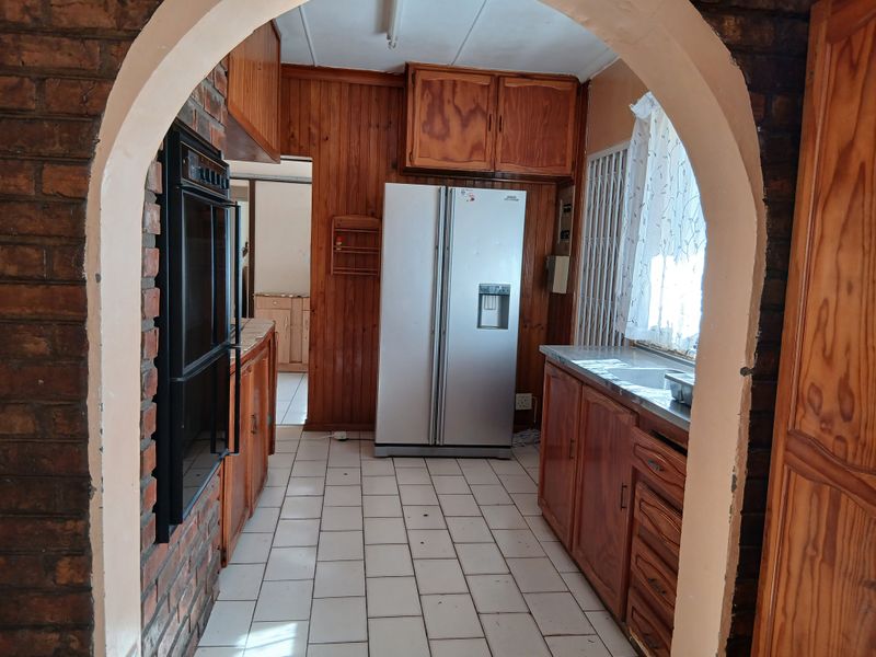 Generous Living, Expansive Yard, Peaceful Surroundings - Photo 10