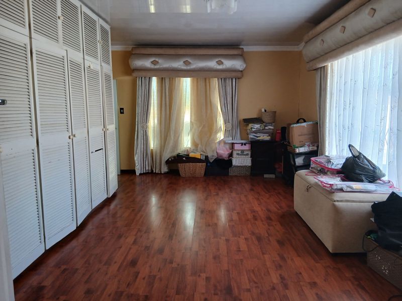 Generous Living, Expansive Yard, Peaceful Surroundings - Photo 7