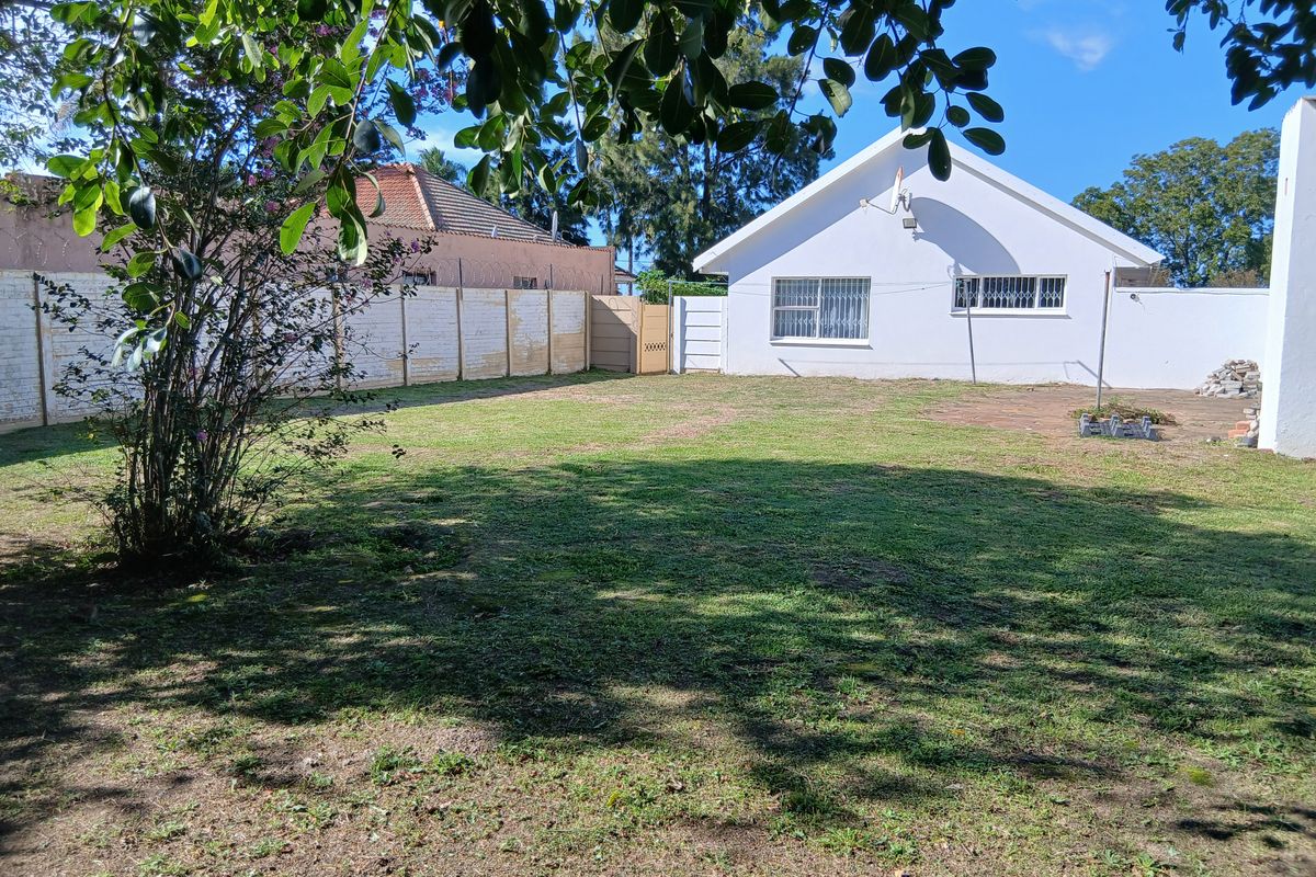 Generous Living, Expansive Yard, Peaceful Surroundings - Photo 4