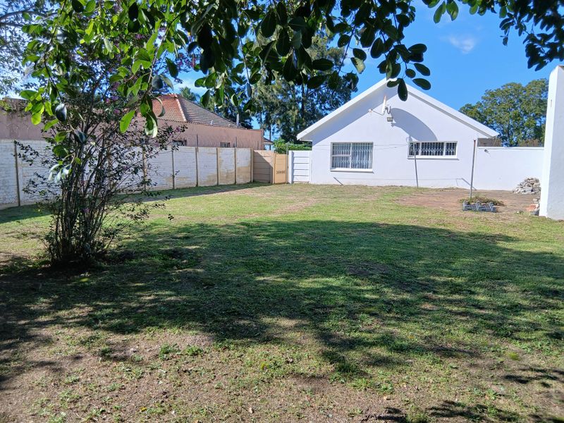 Generous Living, Expansive Yard, Peaceful Surroundings - Photo 4