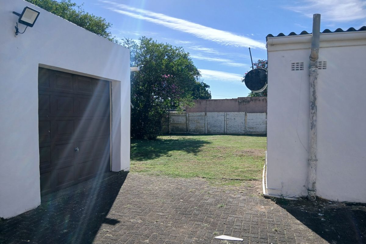 Generous Living, Expansive Yard, Peaceful Surroundings - Photo 3