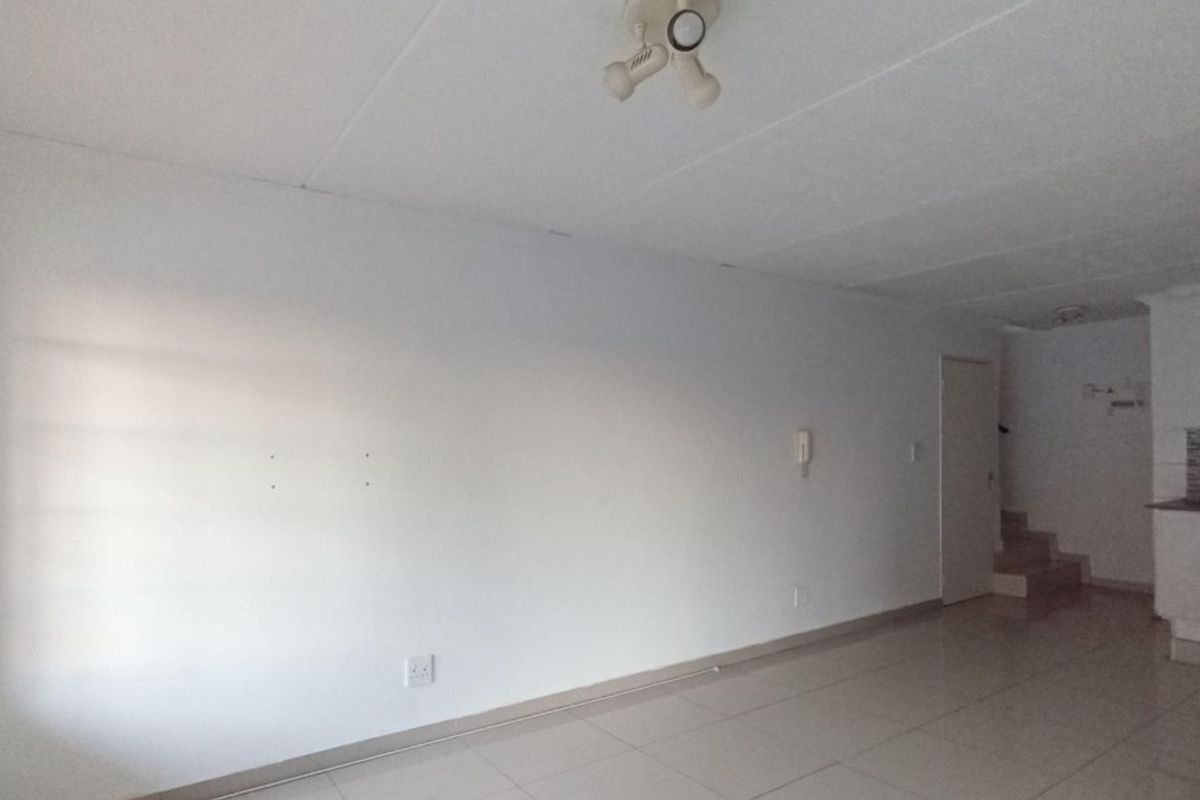 Spacious and modern duplex in Marlands - Move in ready - Photo 2