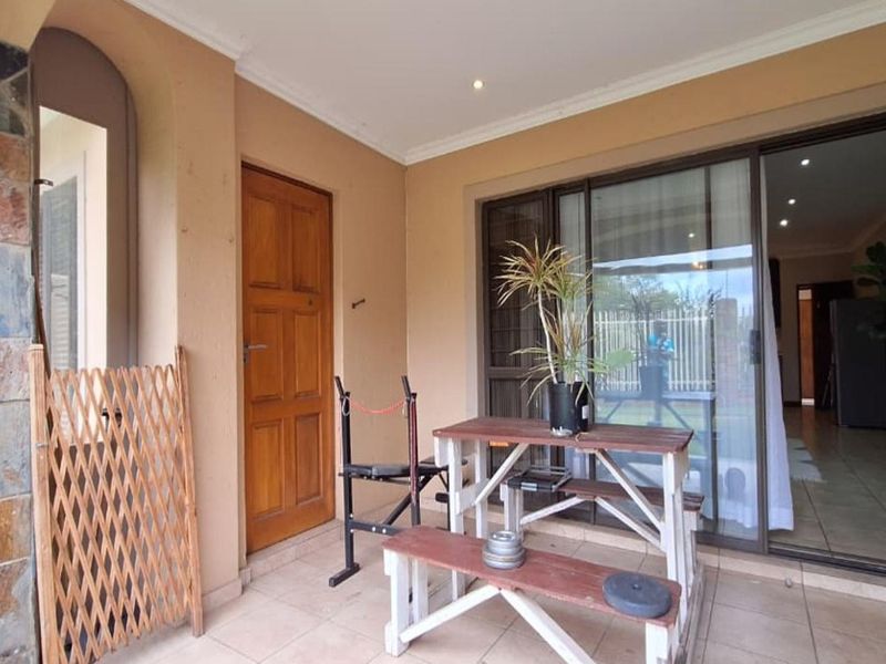 UPMARKET UNIT must be sold URGENTLY -  RARE Find - Photo 10