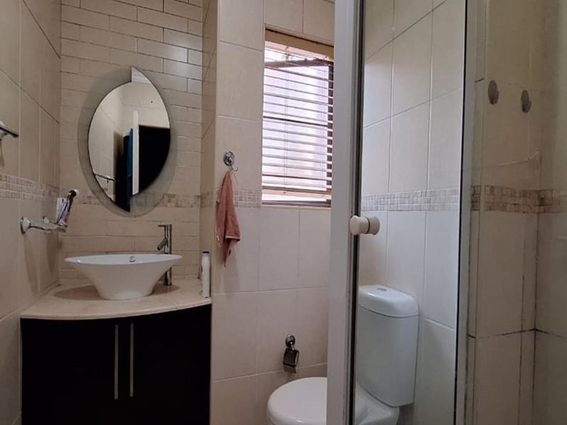 UPMARKET UNIT must be sold URGENTLY -  RARE Find - Photo 8