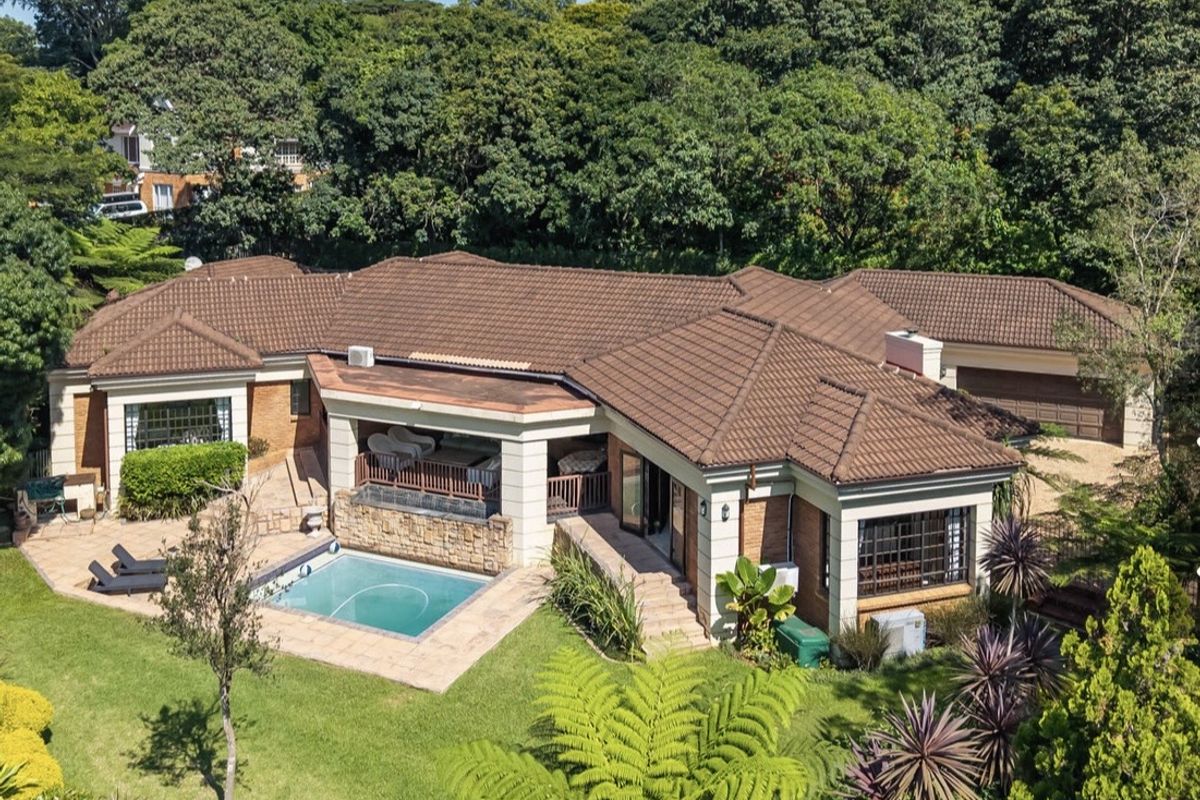 Sought After Complex in Renowned Meadow Lane - Photo 5