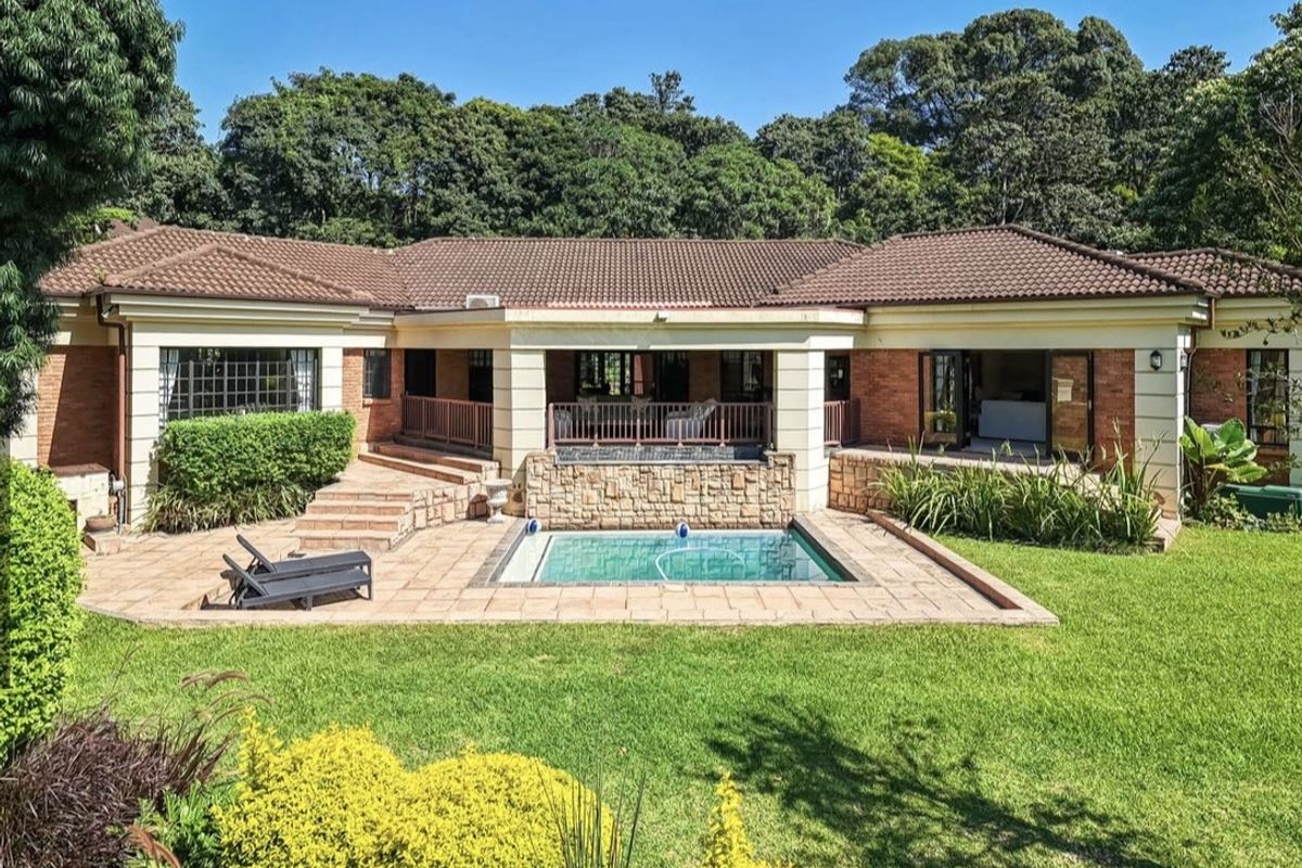 Sought After Complex in Renowned Meadow Lane - Photo 4