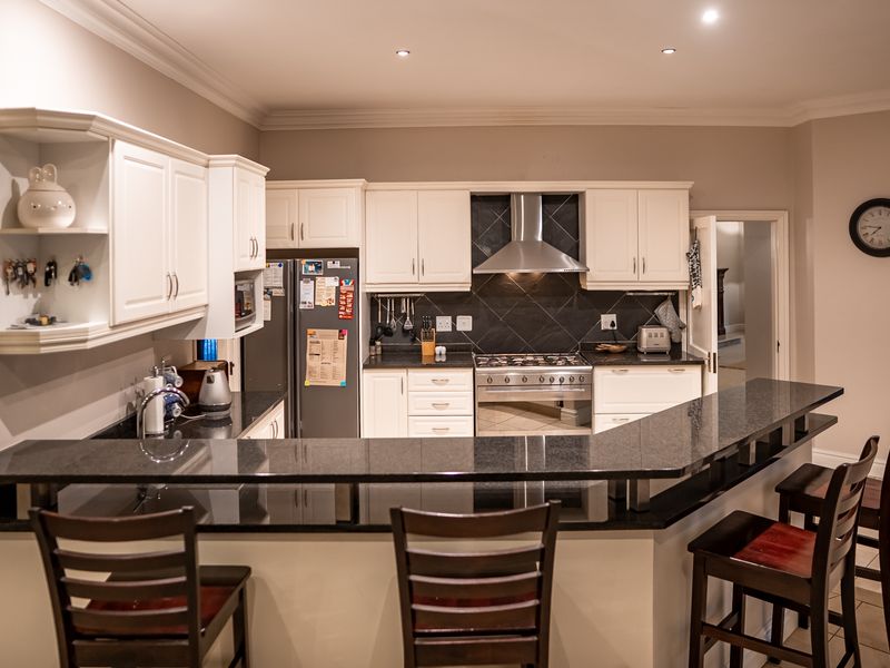 Sought After Complex in Renowned Meadow Lane - Photo 10