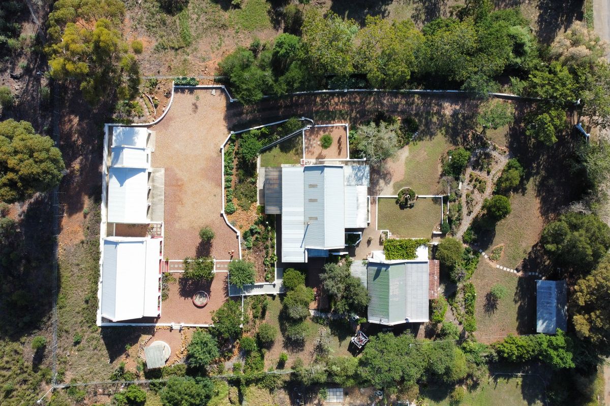 Prime Investment Opportunity – Expansive Property with Three Distinct Dwellings - Photo 3