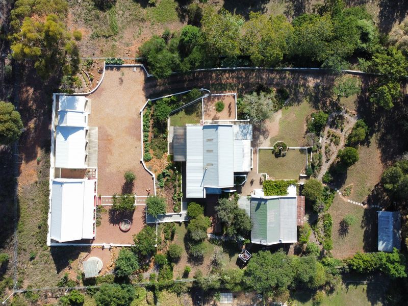 Prime Investment Opportunity – Expansive Property with Three Distinct Dwellings - Photo 3