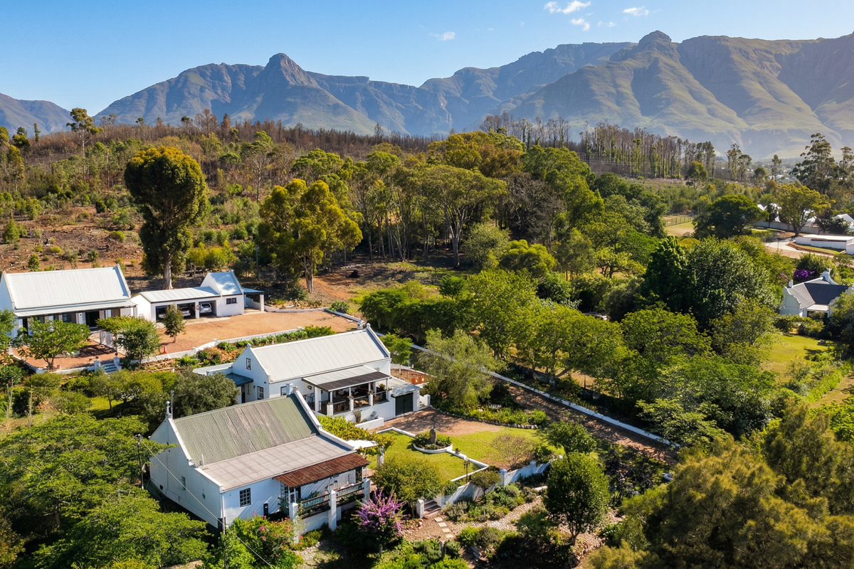 Prime Investment Opportunity – Expansive Property with Three Distinct Dwellings - Photo 2