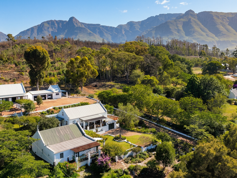 Prime Investment Opportunity – Expansive Property with Three Distinct Dwellings - Photo 2