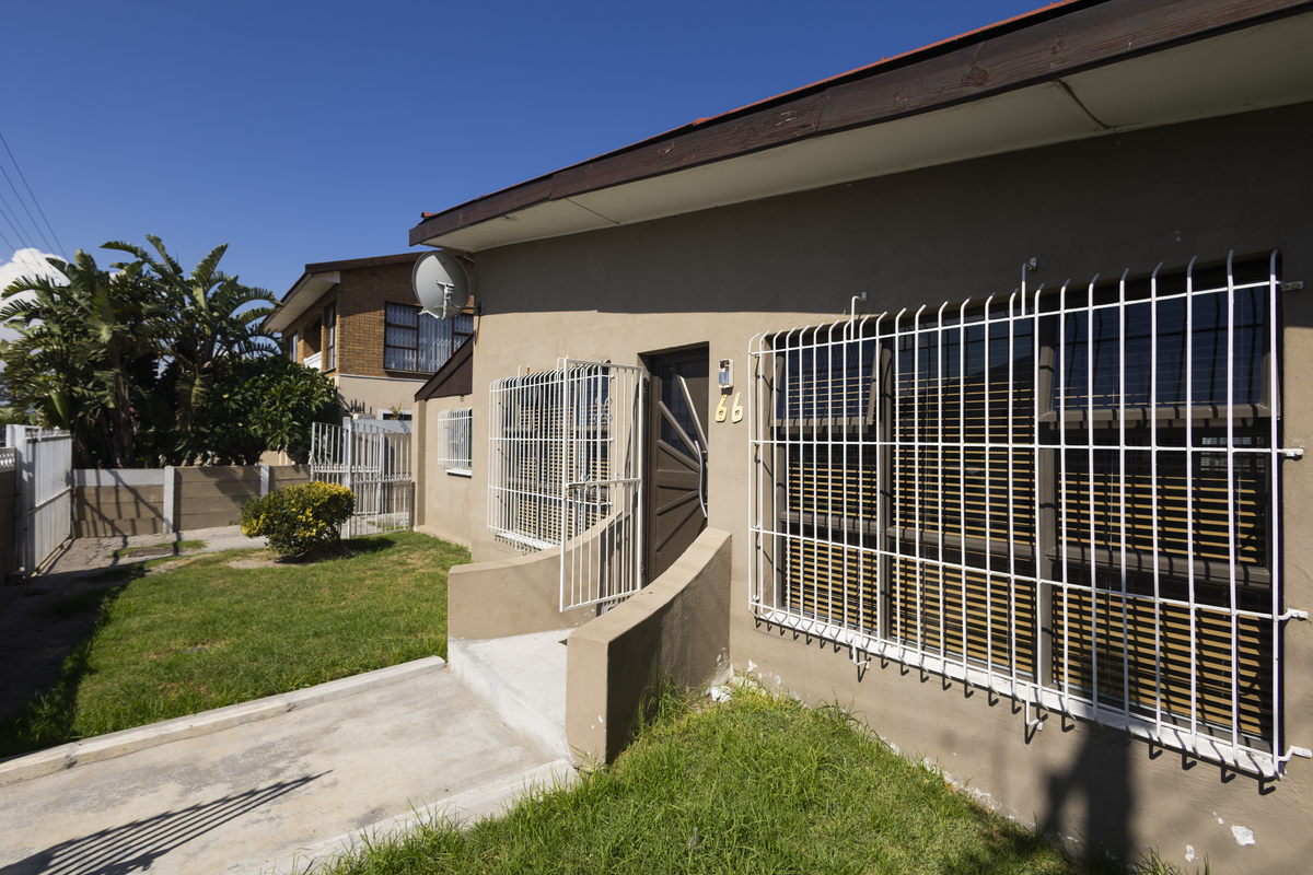 Spacious 4 Bedroom Family Home with Granny Flat & Large Yard - Photo 3